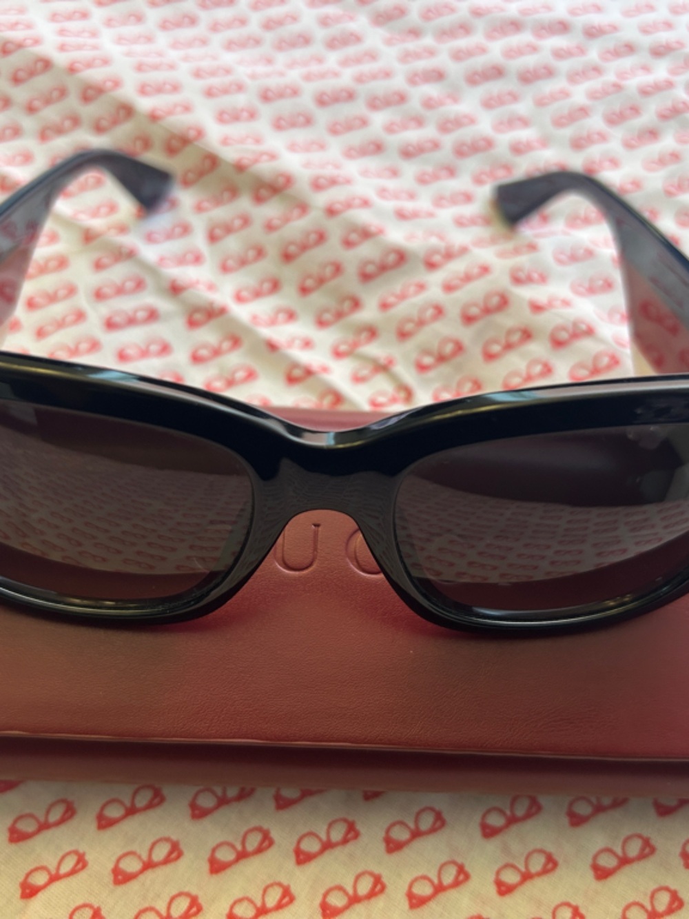 Black Women's Bold Cat-Eye Sunglasses - Gucci.